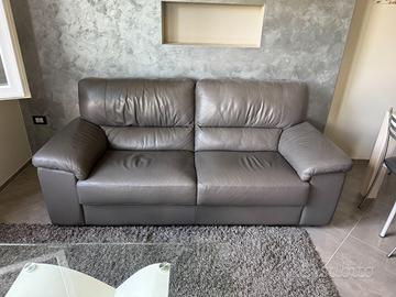 Divano a due posti in pelle grigio