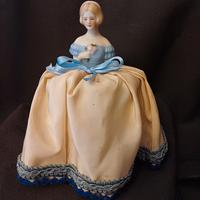 Half doll vestita