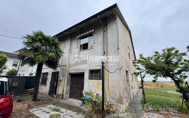 Porzione di ampie metrature con giardino