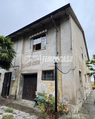 Porzione di ampie metrature con giardino