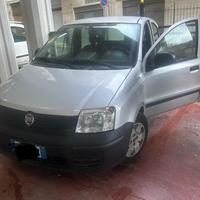 Macchina fiat panda auto grigia