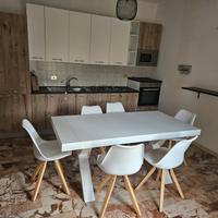 Cucina, tavolo e sedie