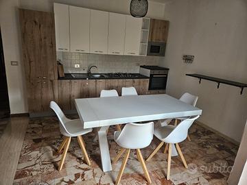 Cucina, tavolo e sedie