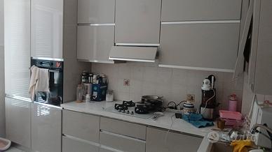 cucina angolare con elettrodomestici 