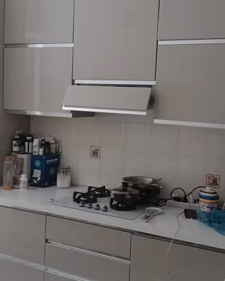 cucina angolare con elettrodomestici 