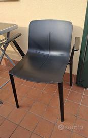 4 sedie in plastica nere con braccioli fissi