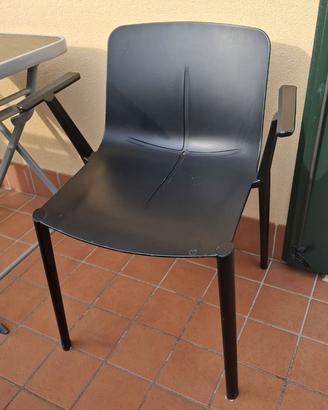 4 sedie in plastica nere con braccioli fissi