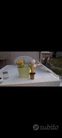 Vaso metallo verde con tulipani finti gialli