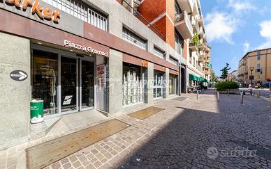 Negozio a Milano Via Luigi Canonica 1 locali
