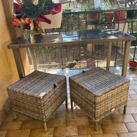 Tavolo in rattan sintetico con sgabelli e panca