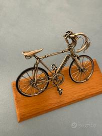 Bici da corsa in argento