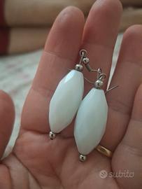 orecchini e collana in pietra bianca