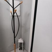 appendiabiti a piantana in metallo e legno 