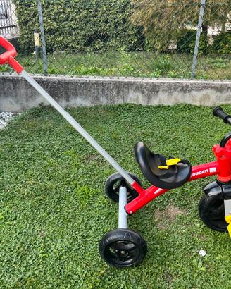 Triciclo con manico guida