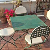 Tavolo e sedie pieghevoli in ferro