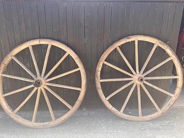 antiche ruote da carro per giardino