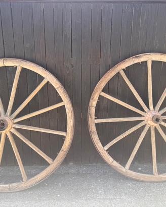 antiche ruote da carro per giardino