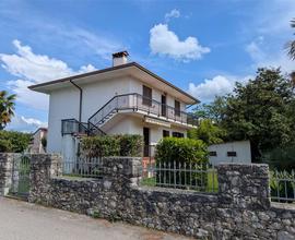 Porzione di villa con giardino privato