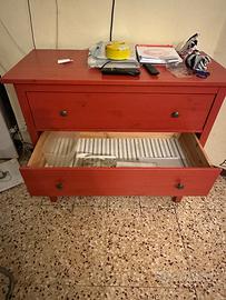 Cassettone Ikea a 3 cassetti rossi