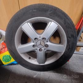 Pneumatico con cerchio in lega Mercedes