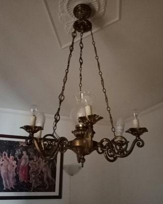 Lampadario del primo Novecento in bronzo dorato.