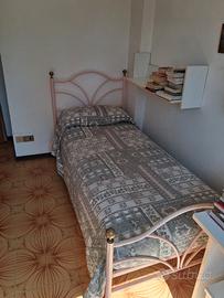letto in ferro con rete e materasso