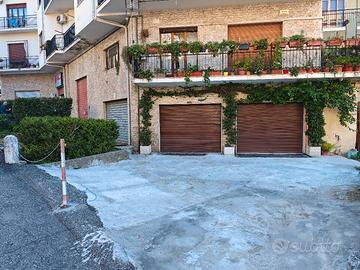 locale commerciale centrale con parcheggio
