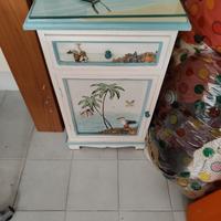Comodino dipinto per cameretta 