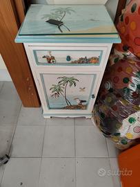 Comodino dipinto per cameretta 
