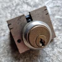 Serratura bloccasterzo per Vespa faro basso