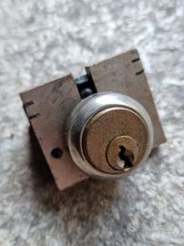 Serratura bloccasterzo per Vespa faro basso