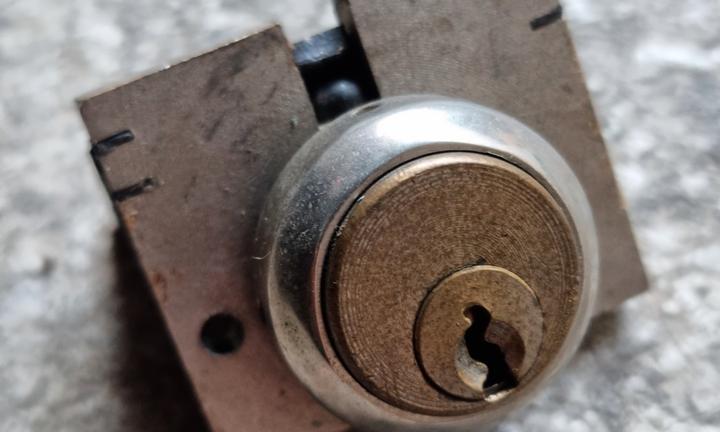 Serratura bloccasterzo per Vespa faro basso