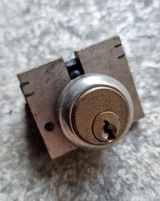 Serratura bloccasterzo per Vespa faro basso