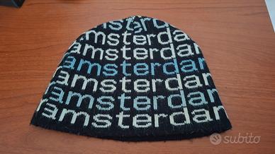 Cappello in maglia nero con scritta "Amsteram"