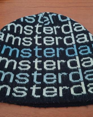 Cappello in maglia nero con scritta "Amsteram"