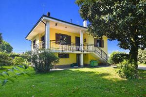 VILLA CON 3000 MQ DI GIARDINO