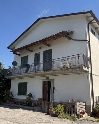 Rustico / Casale di 315 m² con più di 5 locali a L