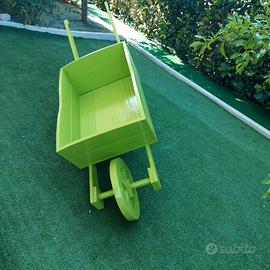 Carretta in legno fatta a mano per giardino