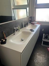 Doppio lavabo in Corian con mobile