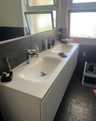 Doppio lavabo in Corian con mobile