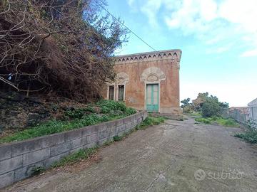 Villa di 200 m² con più di 5 locali e box auto a F