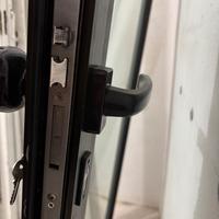 Porta con vetro blindato