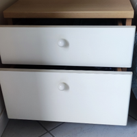 Letto con materasso e comodino