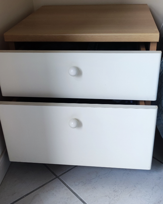Letto con materasso e comodino