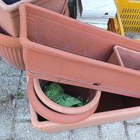 Vari vasi in plastica