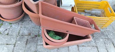 Vari vasi in plastica