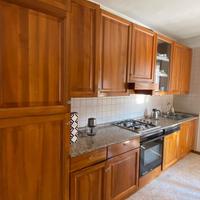 Cucina in legno e pianale di marmo in  buono stato