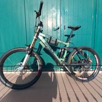 E - Bike MTB BIAMMORTIZZATA KONA STINkY DOWN hill.