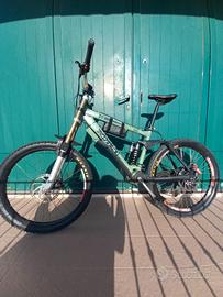 E - Bike MTB BIAMMORTIZZATA KONA STINkY DOWN hill.