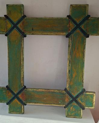 cornice in legno in stile rustico folk art